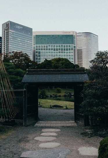 飛び石と門のある日本庭園